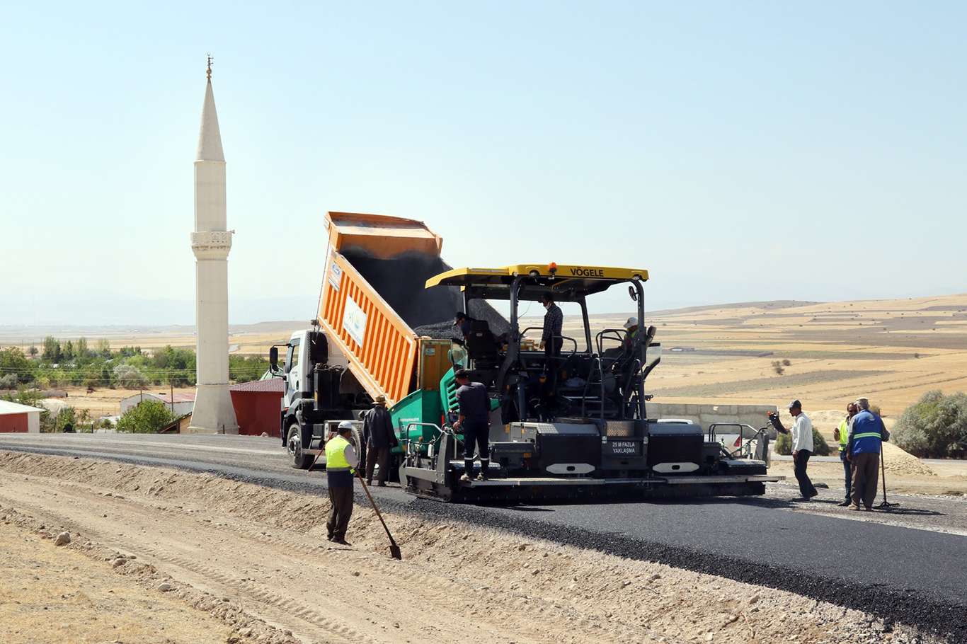 Van'da yol yenileme çalışmaları sürüyor Van'da yol yenileme çalışmaları sürüyor